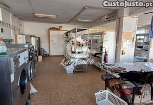 [265-N-01488] Loja no centro da cidade de Viana...