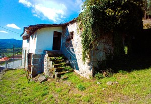 Ruina com projeto aprovado , em Crasto - Ponte da