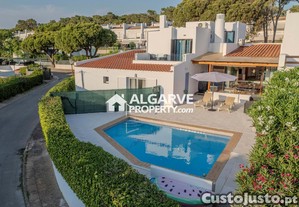 Moradia v4 com piscina perto do golfe course e praia de vilamoura, algarve