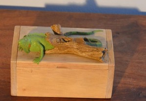 Caixa em madeira maciça, com IGUANA