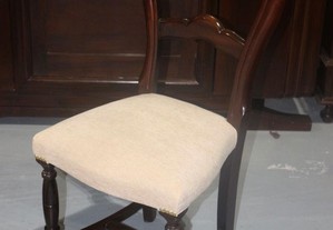 Cadeira em Mogno com Acento em Tecido