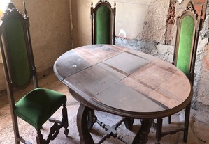 Mesa antiga com 8 cadeiras