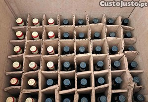 Caixa com 96 miniaturas de vinho do porto e outros