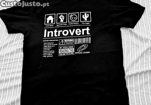 Introvert t-shirt preta