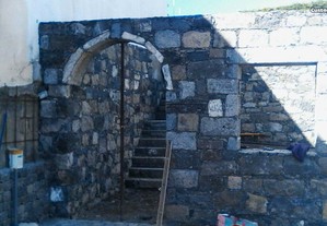 Construção de muro de pedra