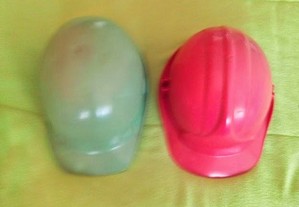 2 capacetes de proteçao