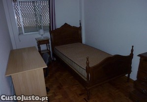 Quarto individual em apartamento para trs estudantes.