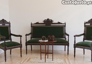Canapé e cadeirões em vinhático estofados a veludo verde