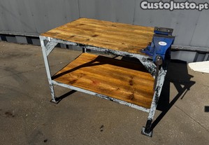 Bancada de trabalho com torno
