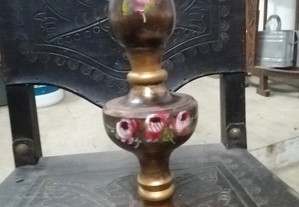 pe de candeiro antigo , em madeira , pintado a mao