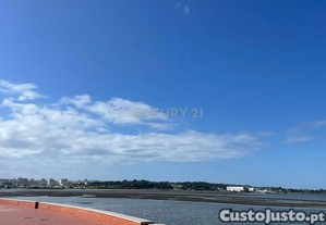 Oportunidade nica na Seixal - Prdio para Reconstruo total na 1 linha da Seixal