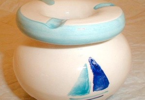 Cinzeiro de água cerâmica barco 10x8cm