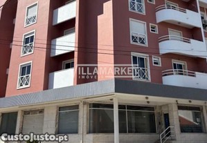Loja comercial da banca com 249 m2 com parqueamento e arrecadação situada em Vialonga