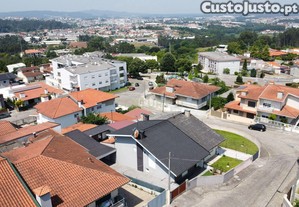 Moradia T4+1, 3 frentes, terraço, garagem - Trofa, Porto