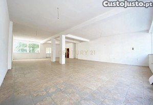 Cinco Lojas com Box em Castro Daire