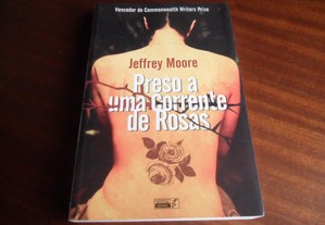 "Preso a uma Corrente de Rosas" de Jeffrey Moore - 1ª Edição de 2006