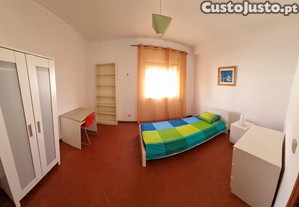 quarto em t3 junto s muralhas com meo fibra incluida