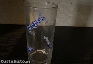 copo de vidro com letras azuis