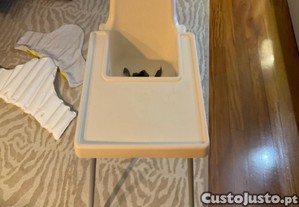 Cadeira IKEA para criança com almofada.