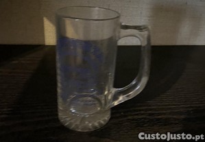 copo de cerveja com letras azuis