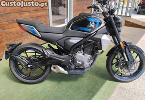 CF Moto 300CLX como nova de 2023
