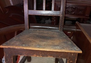 Cadeira antiga pequena