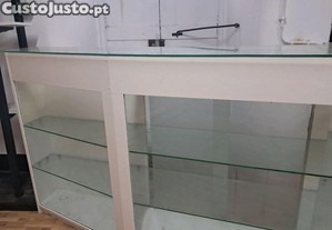 Balco de atendinento com vitrine