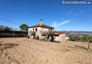 Moradia T2 para recuperar com terreno