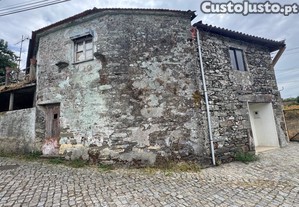 Moradia para restauro em Moura Morta, Rgua