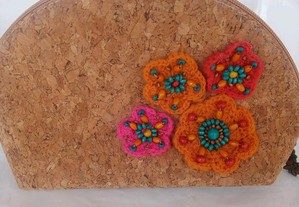 Bolsa em cortiça com flores em crochet