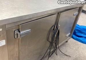 Balcão frio com duas portas