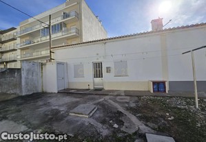 Moradia T2 praticamente em 2a linha de praia, a 100 metros da praia