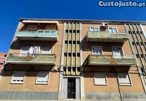 Prdio de Trs Pisos para em Alhos Vedros