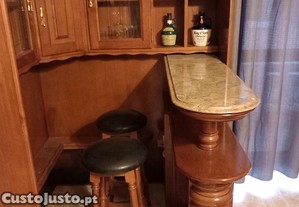 Móvel bar e 2 bancos