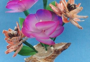 Arranjo floral em concha e búzio 22x13cm