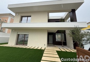 Casa / Villa T4 em Charneca De Caparica E Sobreda de 164,00 m²