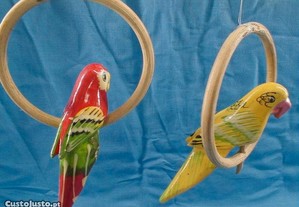 Argola com papagaio de madeira 15x9cm