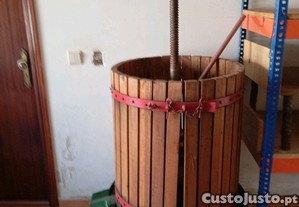 Prensa para uvas com oferta de máquina de engarrafar.