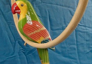 Argola com papagaio de madeira 39x25cm