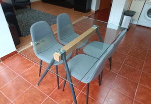 Conjunto mesa em vidro e cadeiras