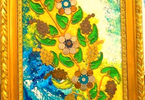 Quadro de flores desenhadas com moedas aplicadas sobre fundo pintado