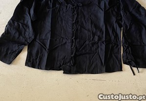 Blusa modelo medieval Leonardo Carbone