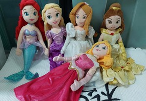 Conjunto de 5 princesas em peluche. Usadas como Novas