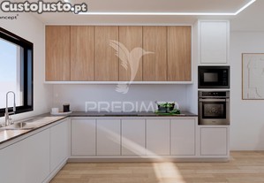 Moradia banda t2 + 1 com logradouro e terraço