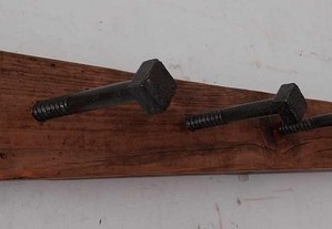 Cabide de Parede. Suportes com Parafusos Antigos feitos à Forja, aplicados sobre madeira Antiga