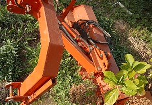 Alfaia agrícola - corta mato - destroçador de martelos
