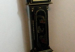 Relógio de sala muito antigo pintado à mão