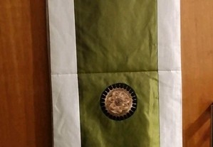 Caminho (toalha) de mesa em tecido acetinado verde e branco com lindos bordados em tons de beje