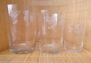 Conjunto de 3 copos medidores em vidro com gravação e as inicias C. M. M. G. brasão e o nome CRISAL
