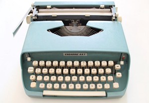 Máquina de Escrever Engadine 44T. Funcional